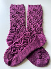 Load image into Gallery viewer, Ogee Flow Socks