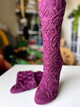 Load image into Gallery viewer, Ogee Flow Socks