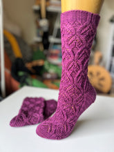 Load image into Gallery viewer, Ogee Flow Socks