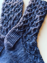 Load image into Gallery viewer, Knotted Vine Socks