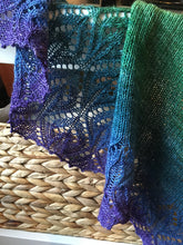 Load image into Gallery viewer, Pavo Tail Shawl